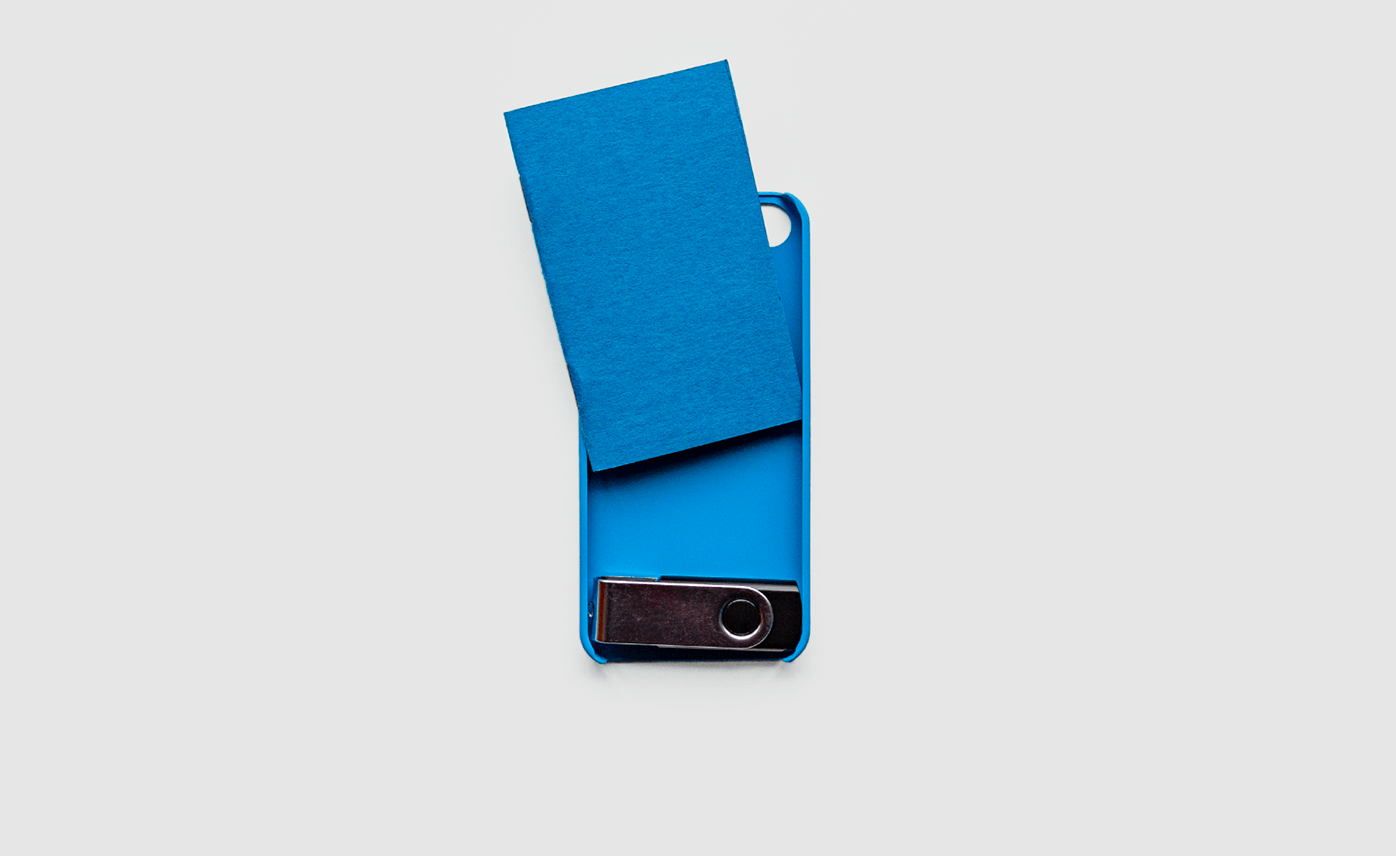USB-stick met begeleidende boekje, gevat in back cover voor iPhone (maquette)