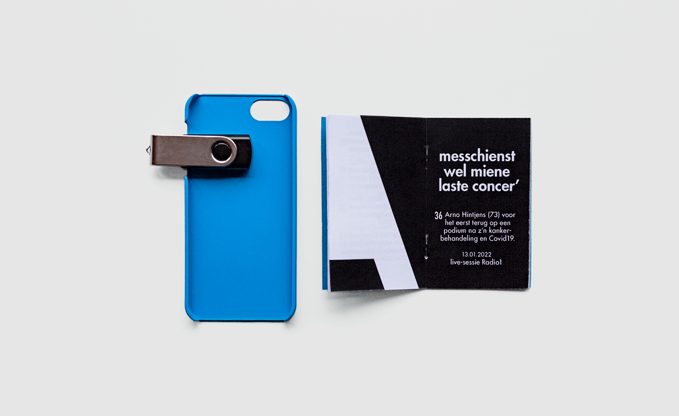 USB-stick met begeleidende boekje, gevat in back cover voor iPhone (maquette)